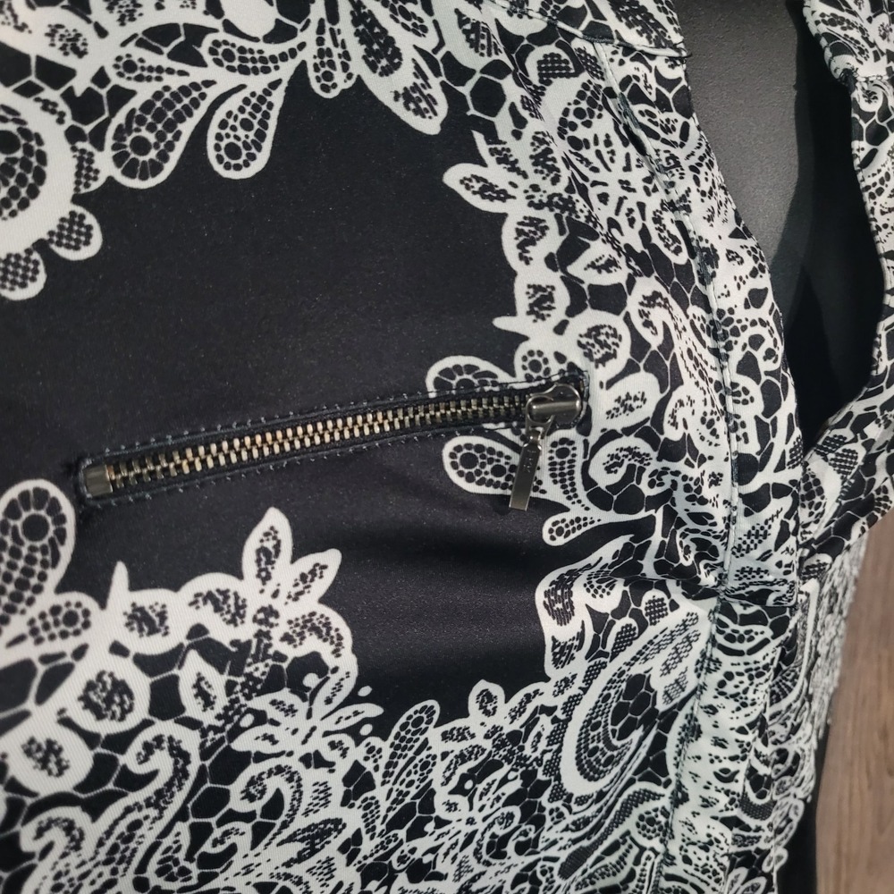 Tango Mango Split Neck Blouse Size L Faux Zippers B&W Lace Print Sleeveless - Picture 4 of 10